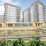 Апартаменти Dock Apt&free Secure Parking!