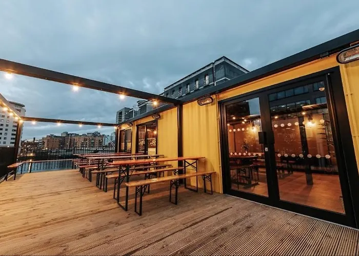 Dock Apt&free Secure Parking! Leeds (West Yorkshire)